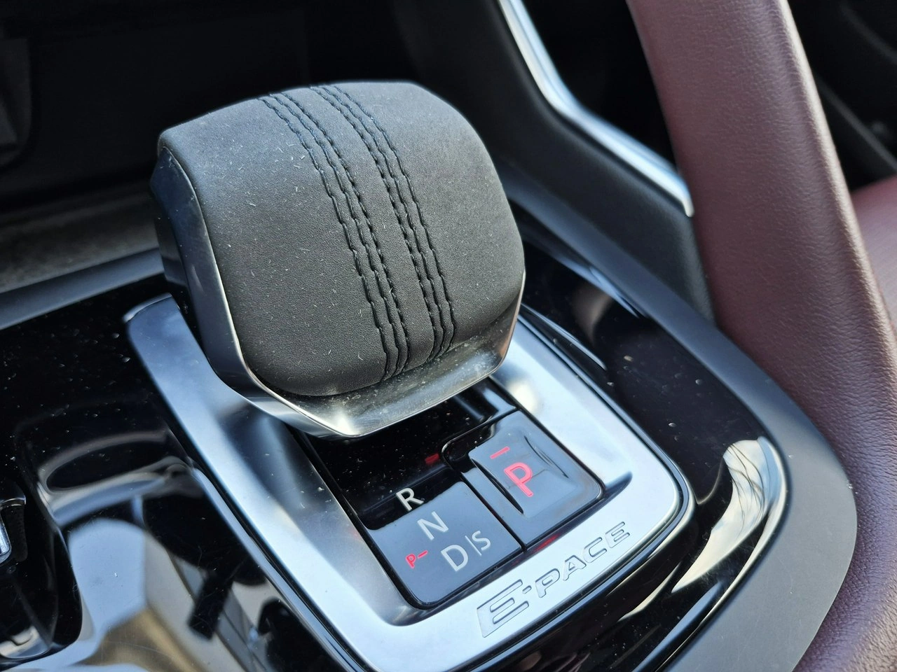 Jaguar E-Pace - Zdjęcie 32