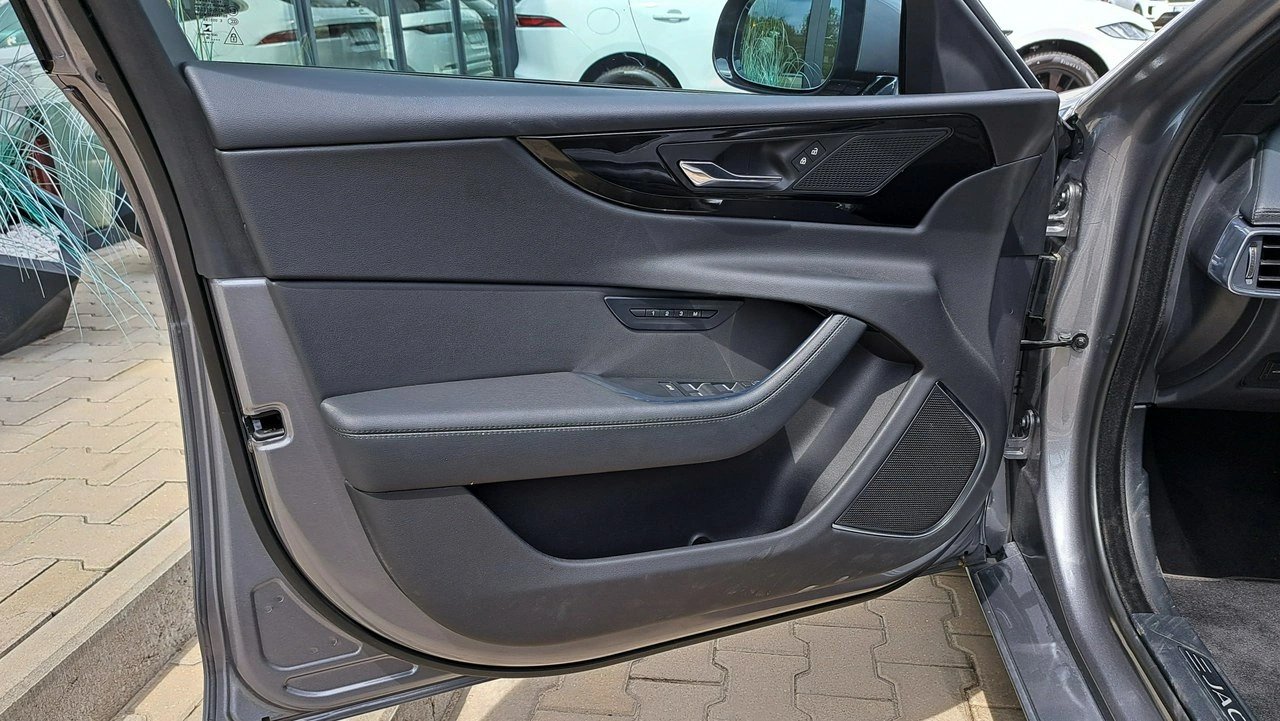 Jaguar XE - Zdjęcie 12