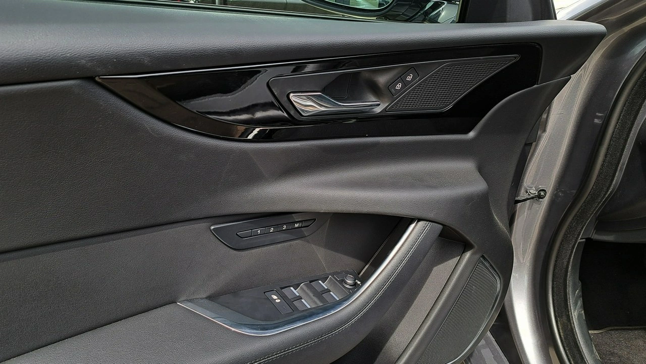 Jaguar XE - Zdjęcie 13