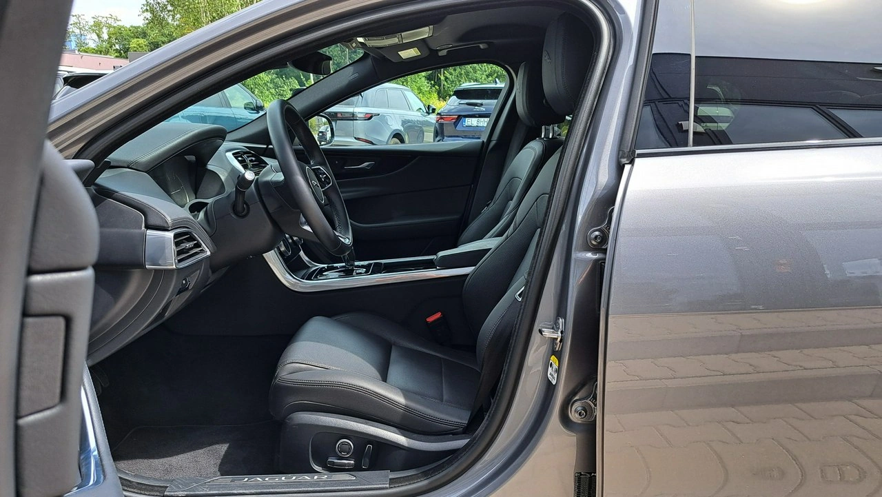 Jaguar XE - Zdjęcie 15