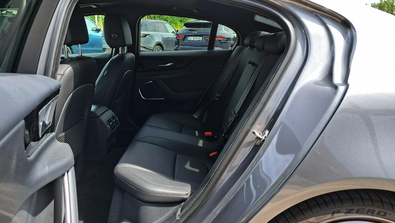 Jaguar XE - Zdjęcie 16