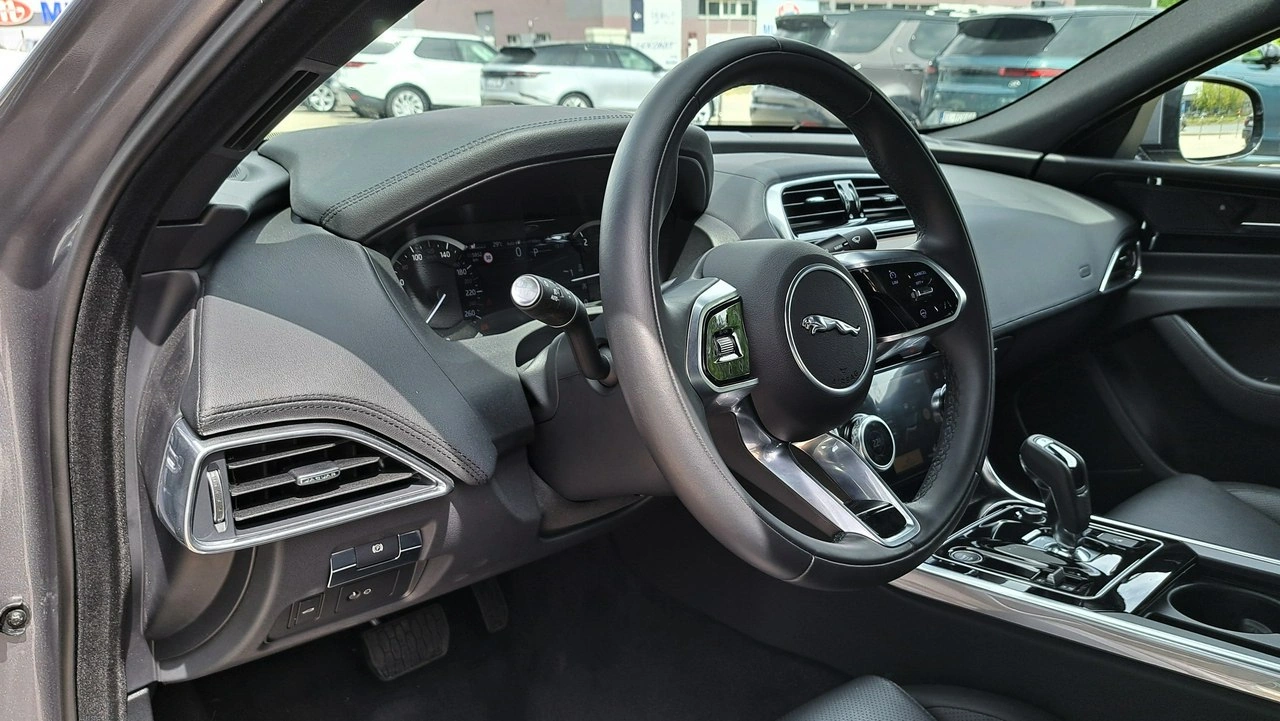 Jaguar XE - Zdjęcie 17