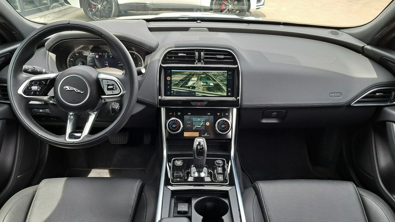 Jaguar XE - Zdjęcie 18