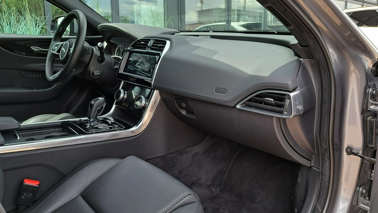 Jaguar XE - Zdjęcie 19