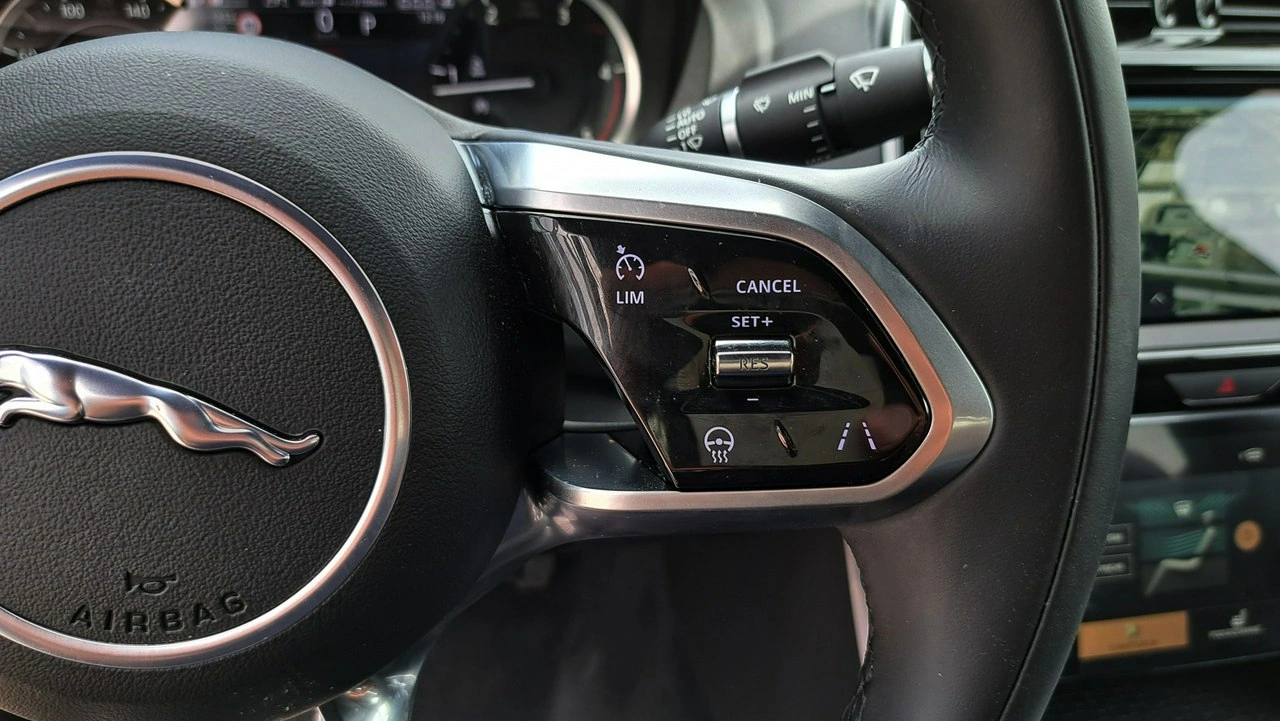 Jaguar XE - Zdjęcie 25