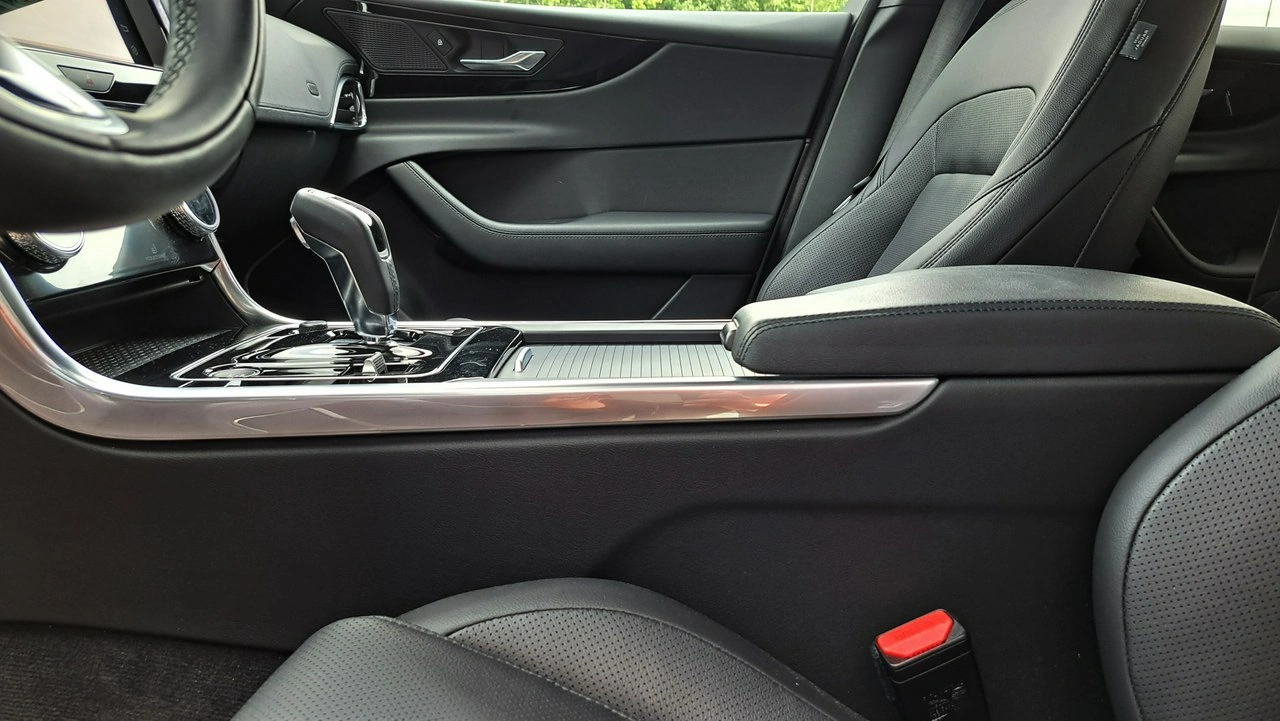 Jaguar XE - Zdjęcie 34