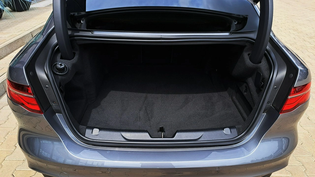 Jaguar XE - Zdjęcie 36