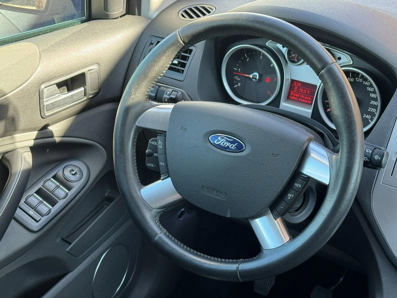 Ford Kuga - Zdjęcie 23