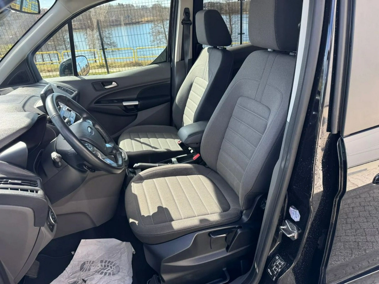Ford Grand Tourneo Connect - Zdjęcie 10