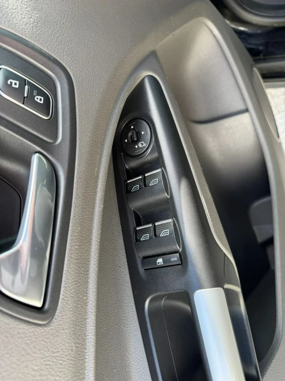 Ford Grand Tourneo Connect - Zdjęcie 31