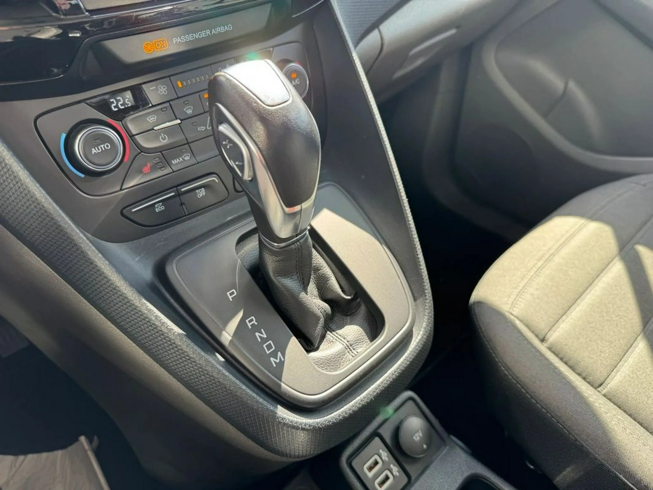 Ford Grand Tourneo Connect - Zdjęcie 32