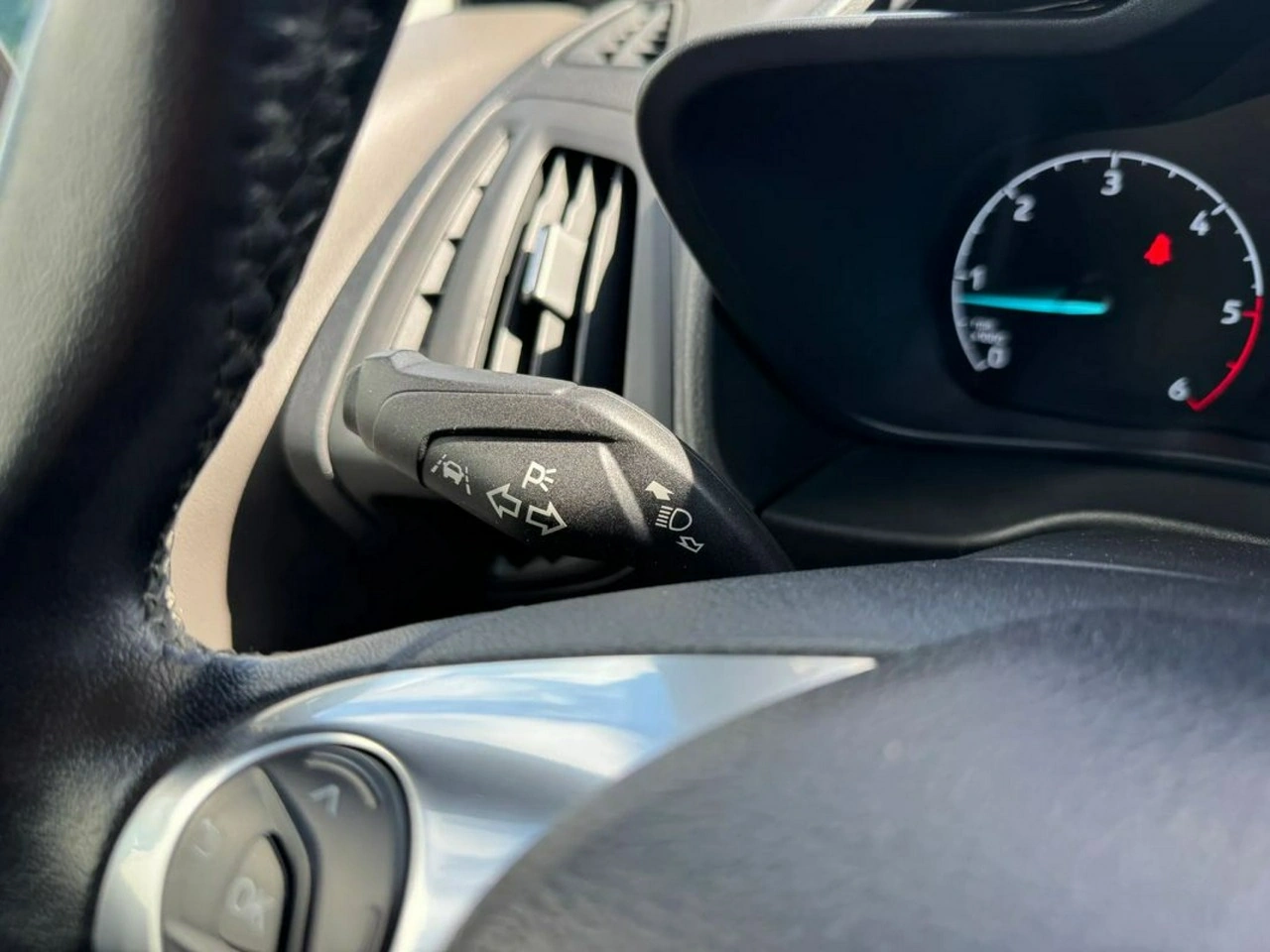 Ford Grand Tourneo Connect - Zdjęcie 34