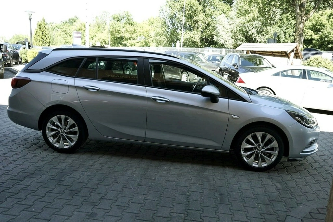 Opel Astra Sports Tourer - Zdjęcie 11