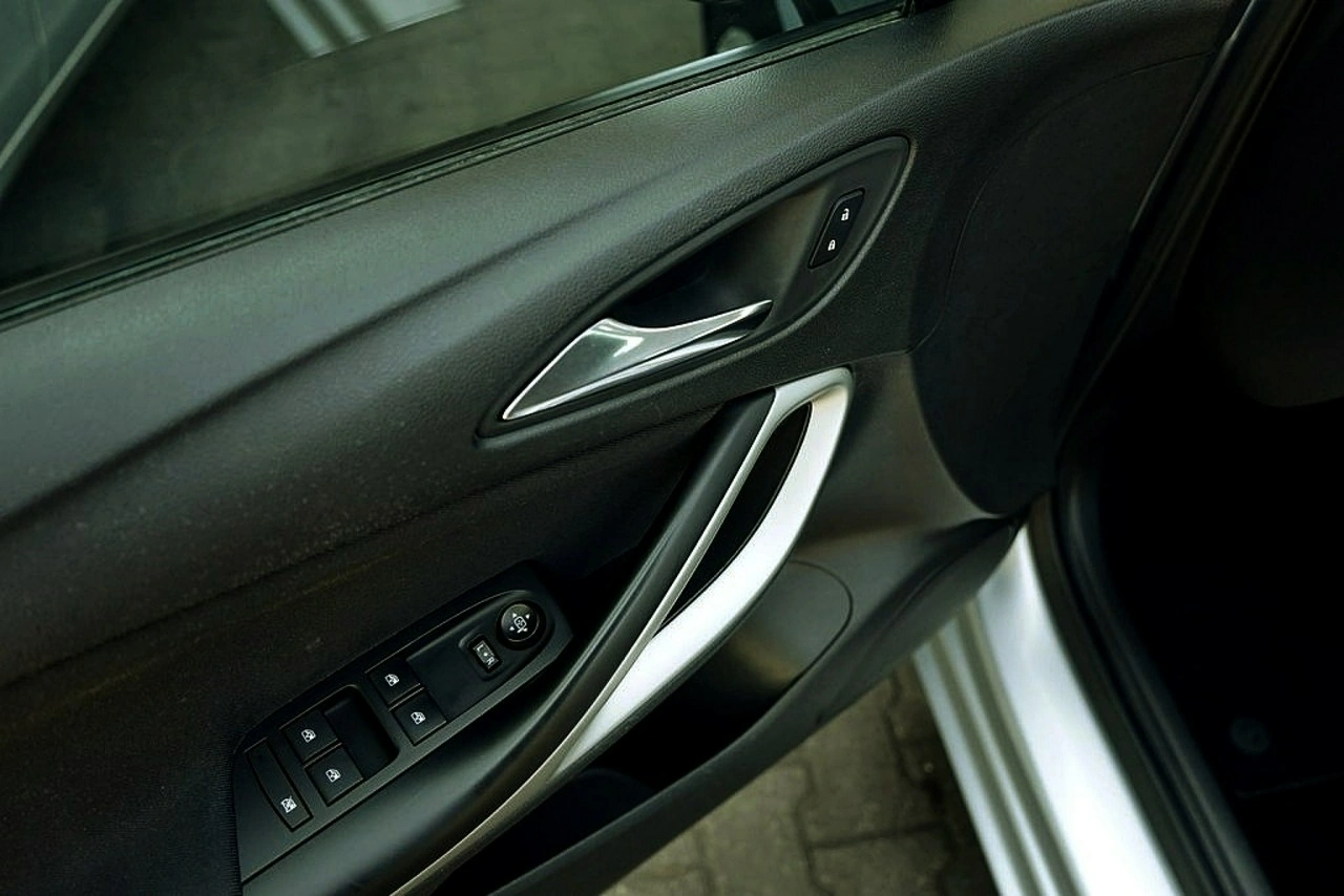 Opel Astra Sports Tourer - Zdjęcie 14