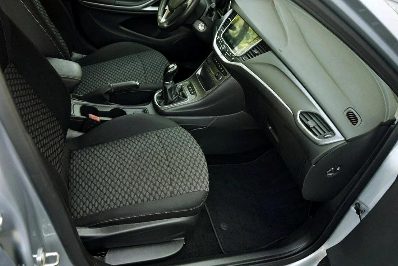 Opel Astra Sports Tourer - Zdjęcie 16