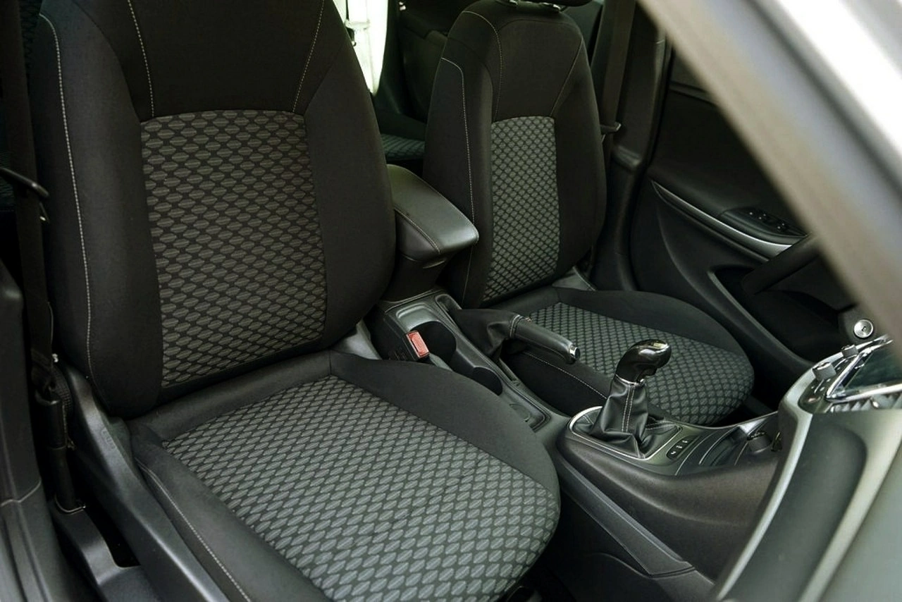 Opel Astra Sports Tourer - Zdjęcie 18