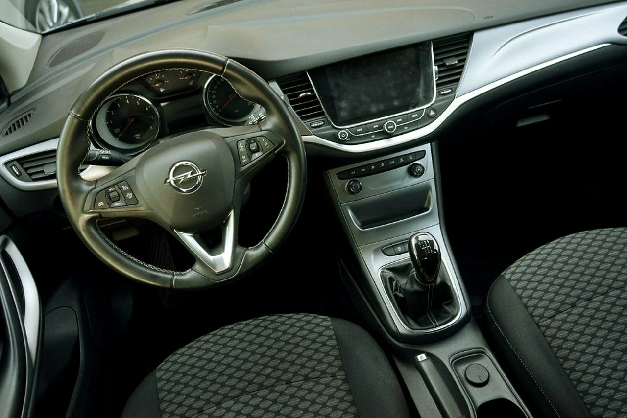 Opel Astra Sports Tourer - Zdjęcie 22