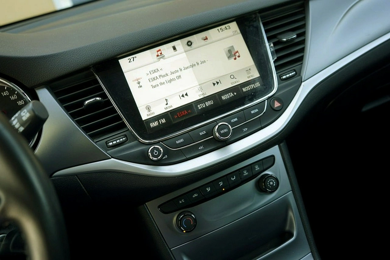 Opel Astra Sports Tourer - Zdjęcie 23