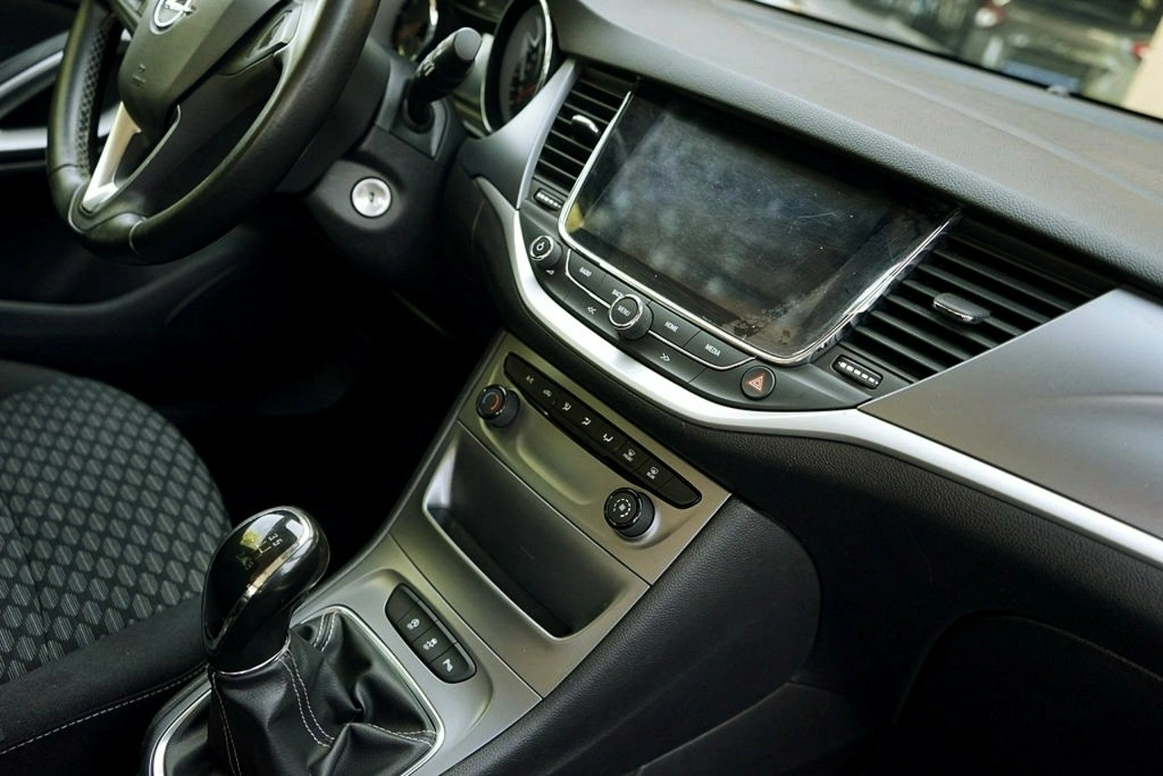 Opel Astra Sports Tourer - Zdjęcie 26