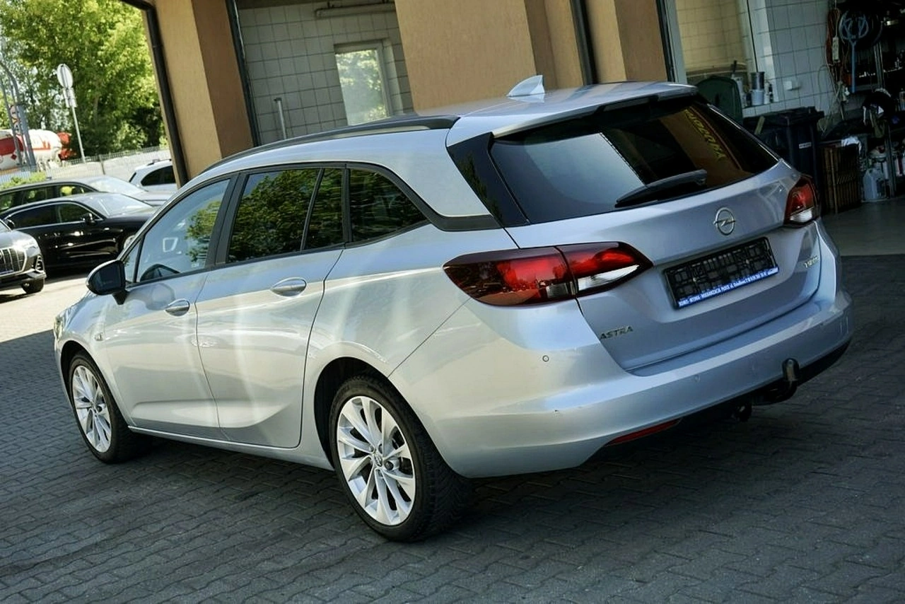 Opel Astra Sports Tourer - Zdjęcie 2