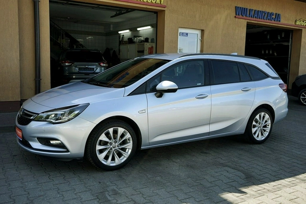Opel Astra Sports Tourer - Zdjęcie 7