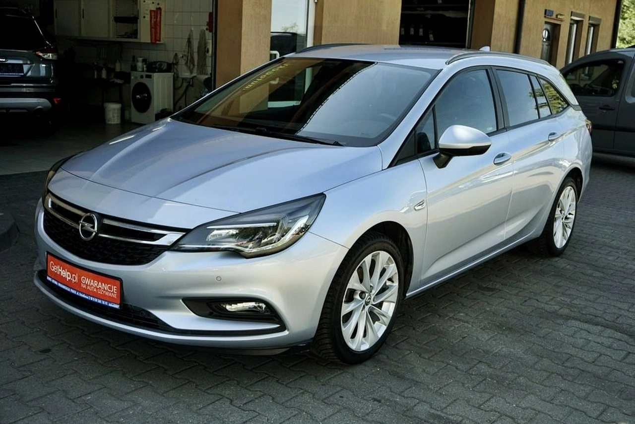 Opel Astra Sports Tourer - Zdjęcie 8