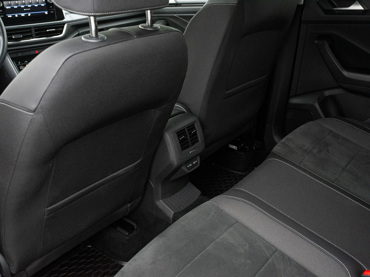 Volkswagen T-Roc - Zdjęcie 24