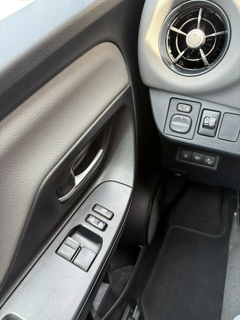 Toyota Yaris - Zdjęcie 25