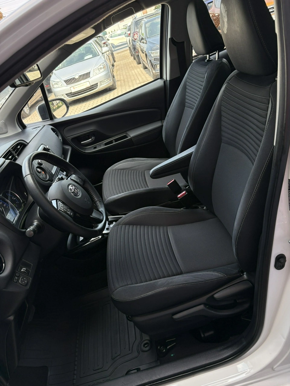 Toyota Yaris - Zdjęcie 15