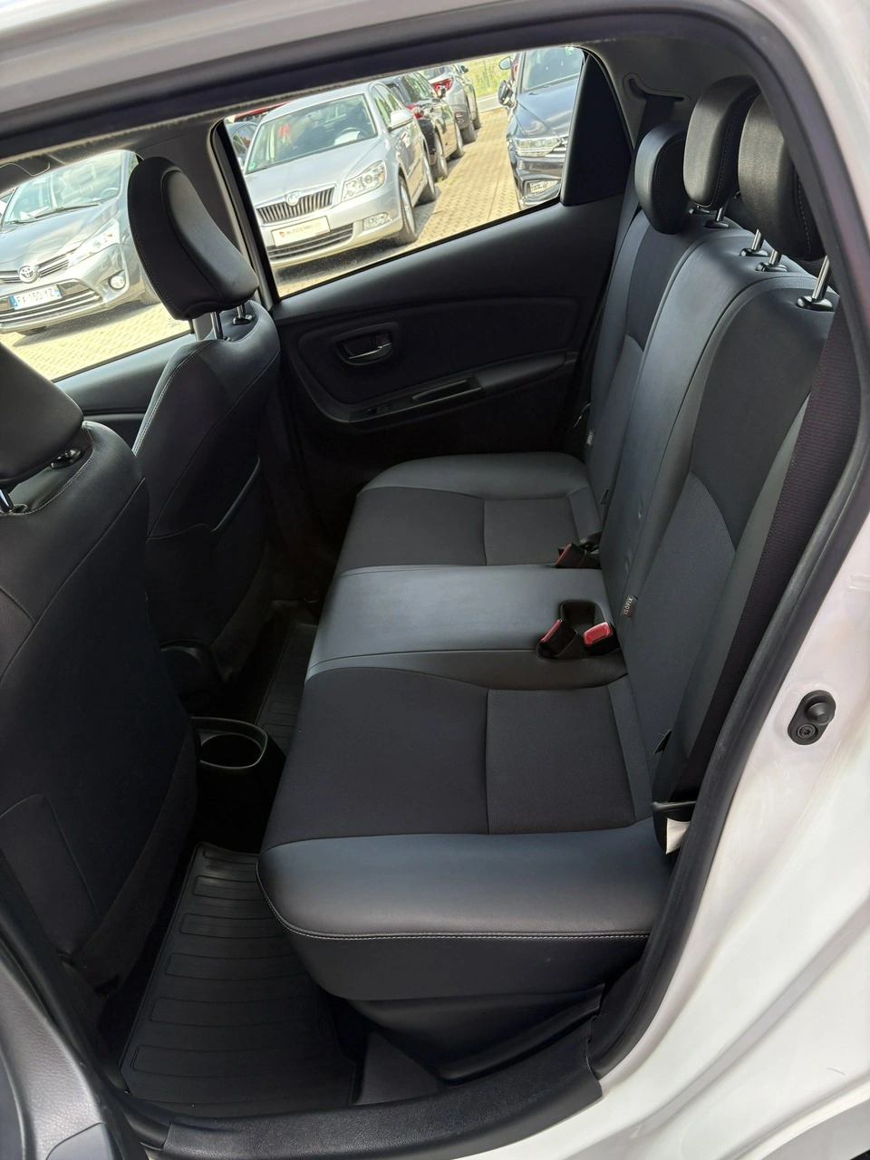 Toyota Yaris - Zdjęcie 16