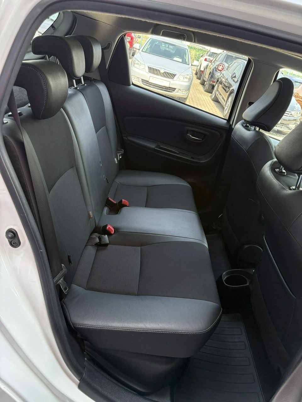 Toyota Yaris - Zdjęcie 17