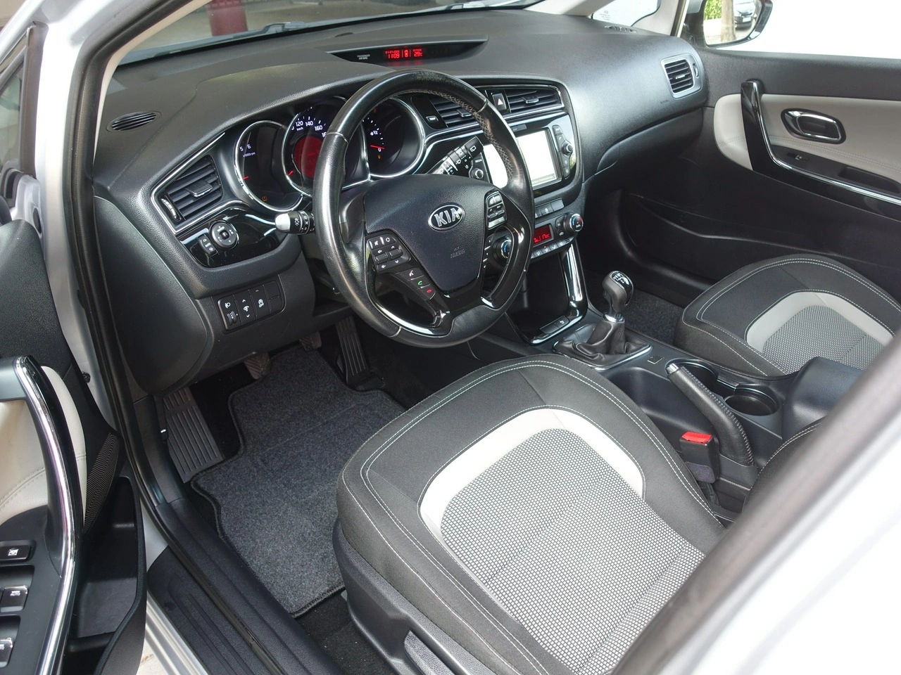 Kia Ceed - Zdjęcie 6