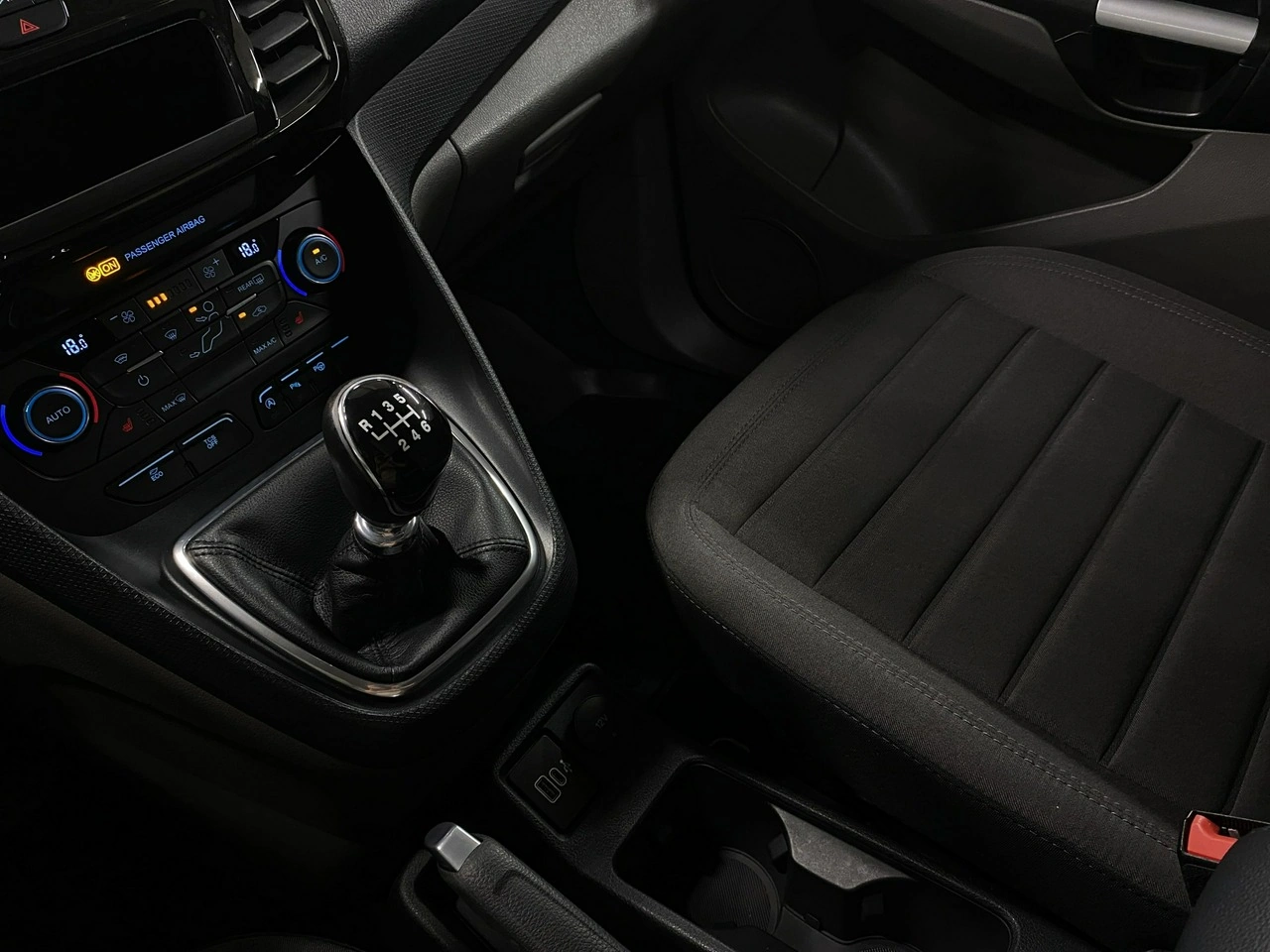 Ford Grand Tourneo Connect - Zdjęcie 35