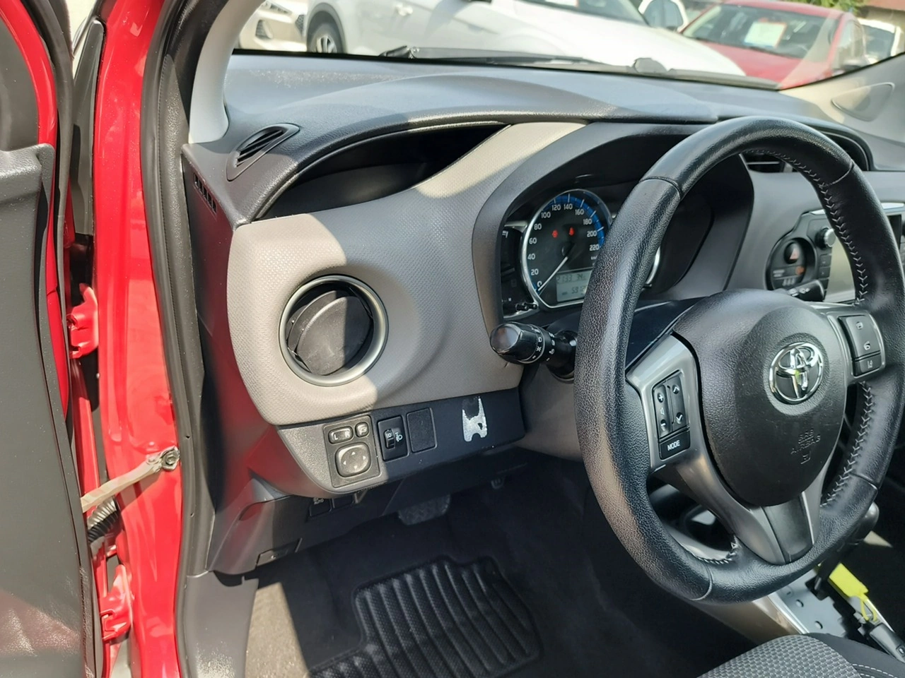 Toyota Yaris - Zdjęcie 10