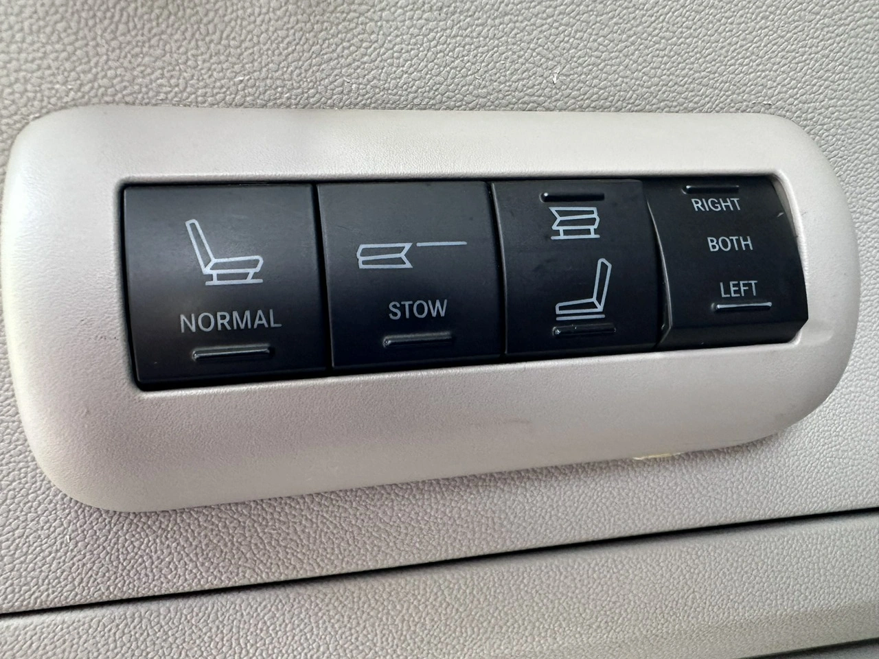 Chrysler Grand Voyager - Zdjęcie 25