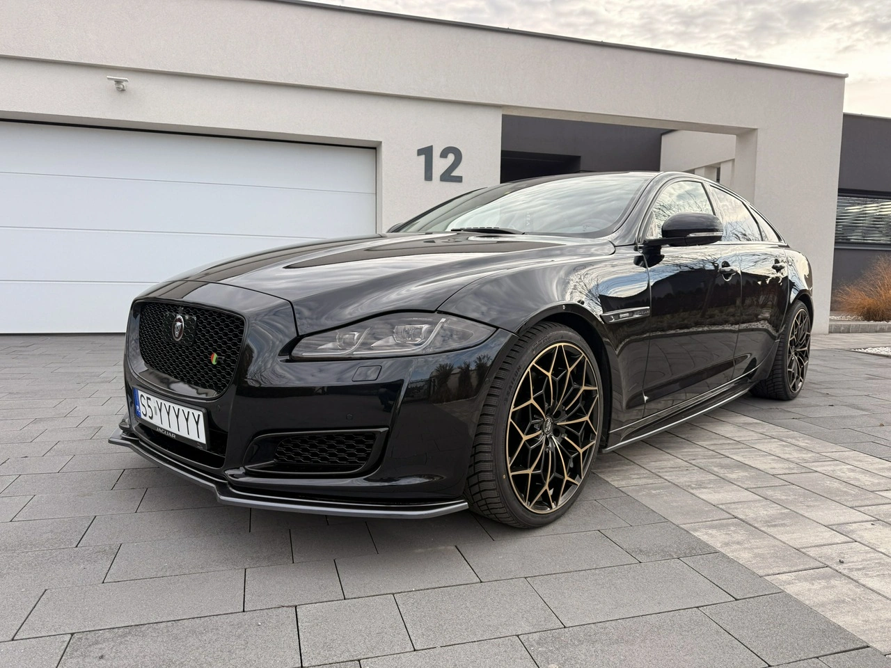 Jaguar XJ - Główne zdjęcie