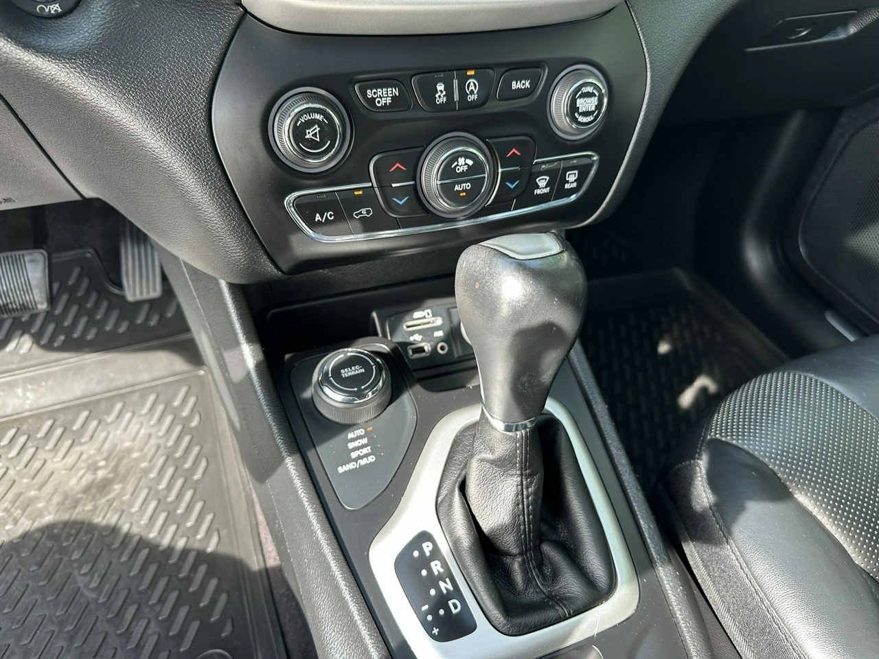 Jeep Cherokee - Zdjęcie 16