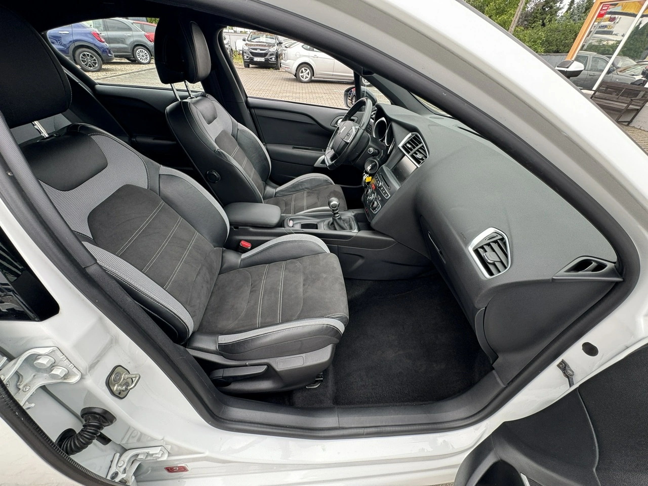 DS Automobiles DS 4 - Zdjęcie 22