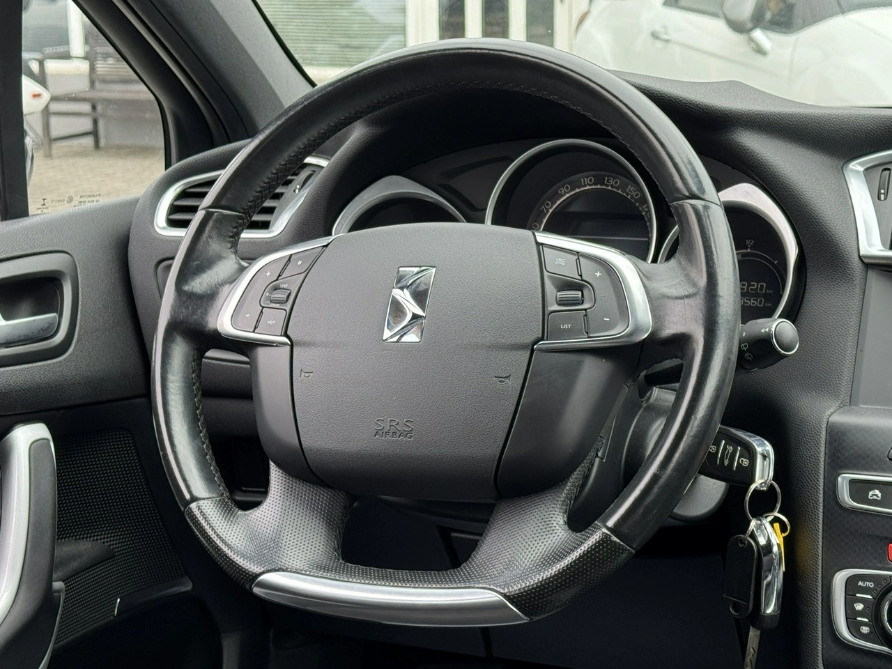 DS Automobiles DS 4 - Zdjęcie 24