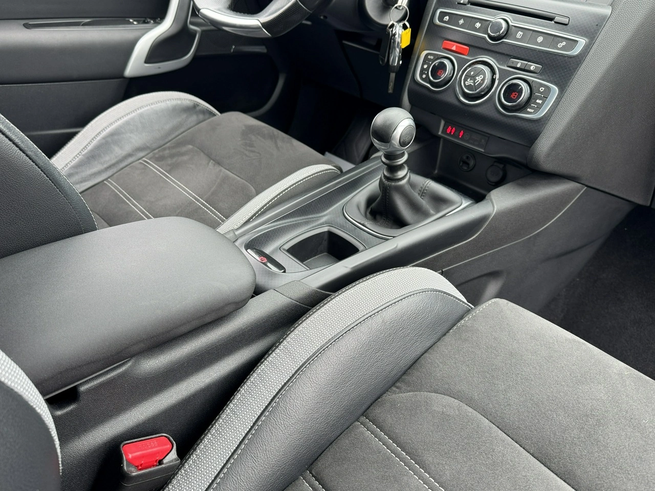 DS Automobiles DS 4 - Zdjęcie 29