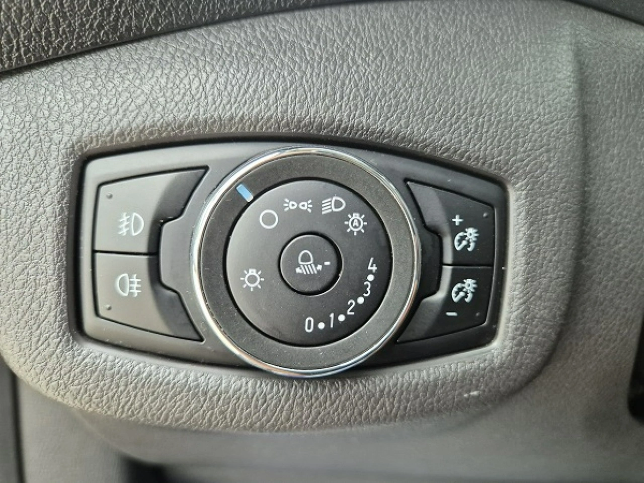 Ford Grand Tourneo Connect - Zdjęcie 25