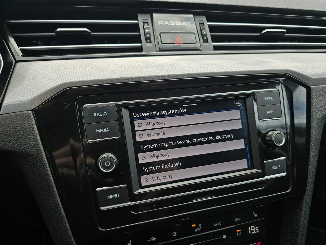 Volkswagen Passat - Zdjęcie 29