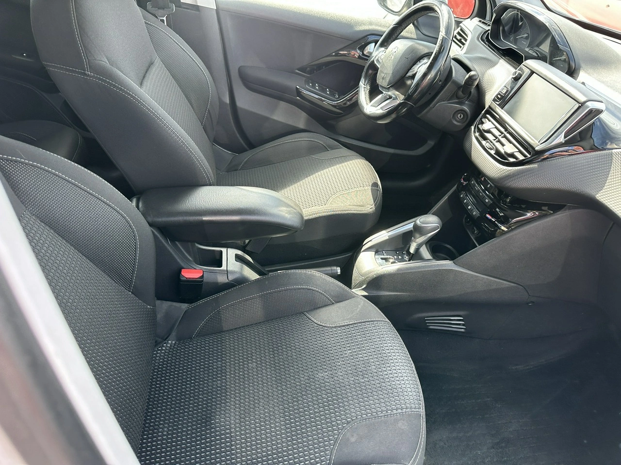 Peugeot 208 - Zdjęcie 3