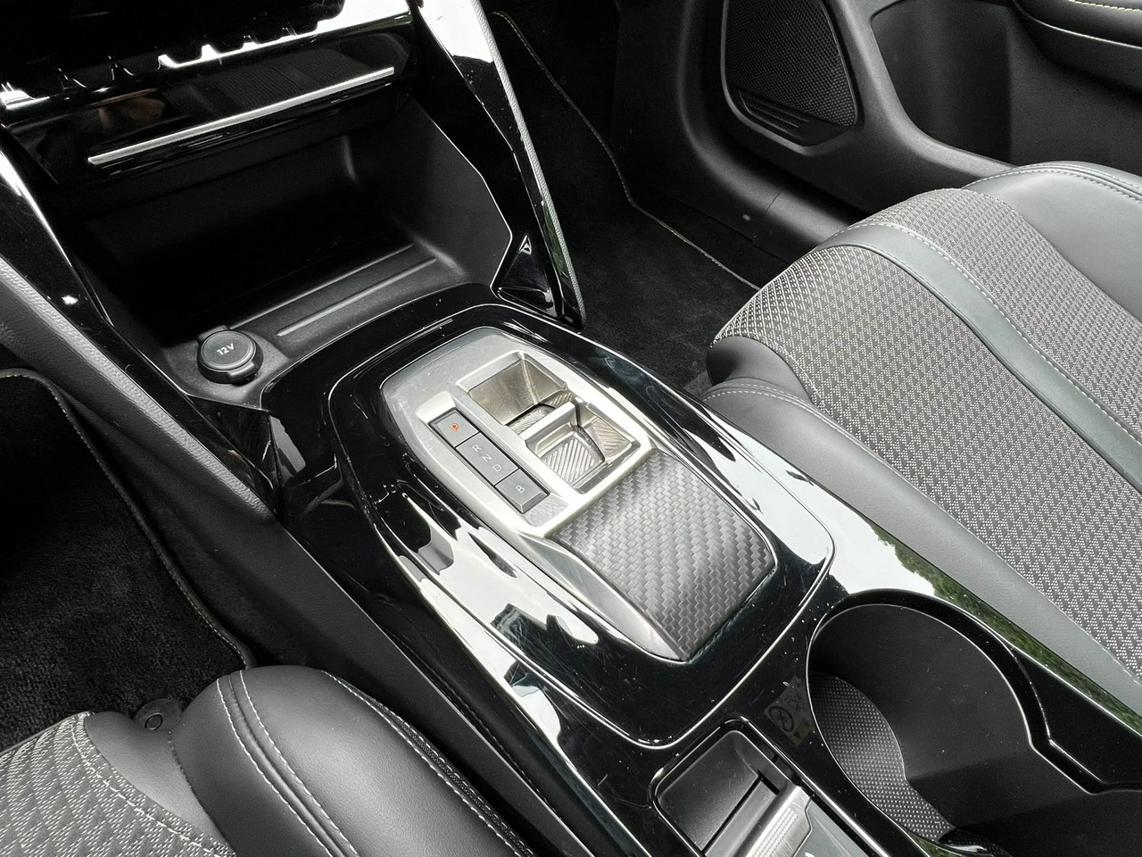 Peugeot 208 - Zdjęcie 9