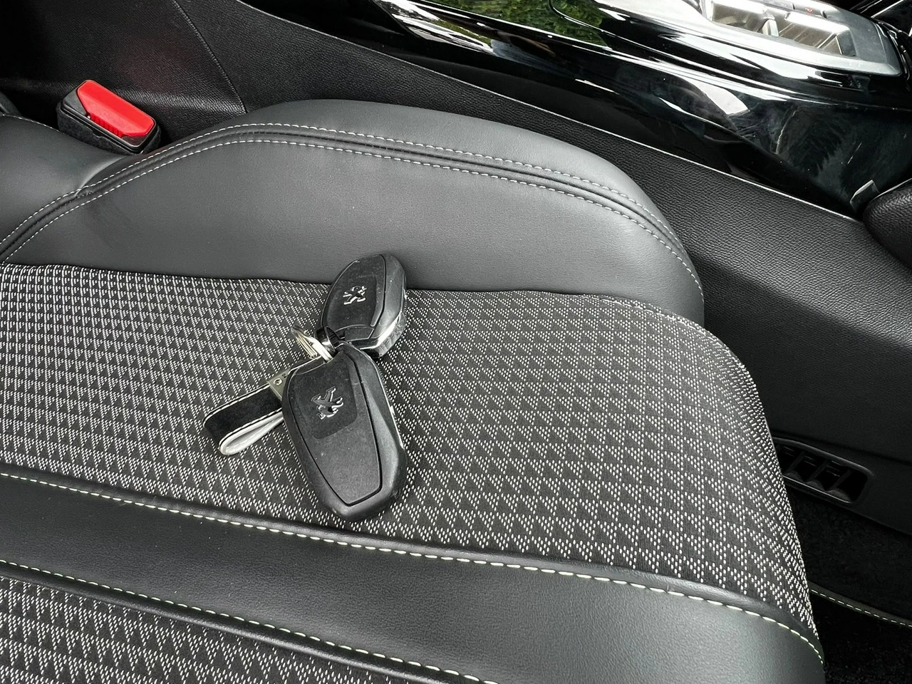Peugeot 208 - Zdjęcie 17