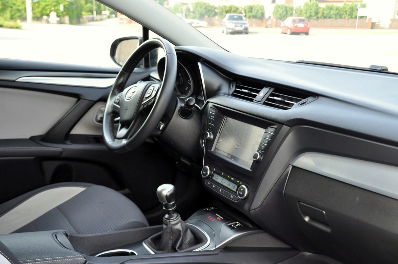 Toyota Avensis - Zdjęcie 17