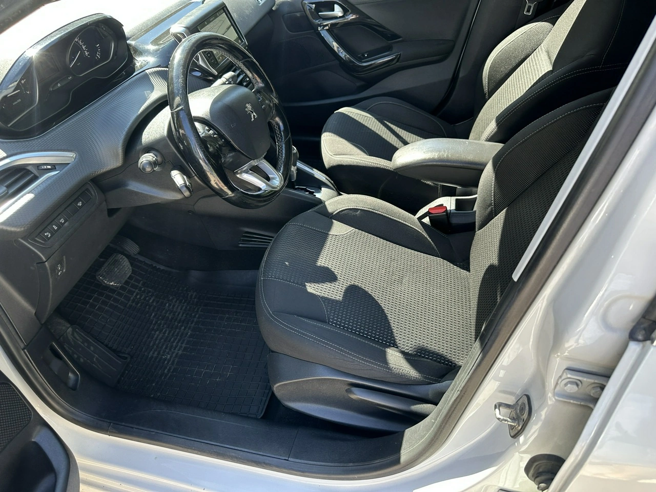 Peugeot 208 - Zdjęcie 11