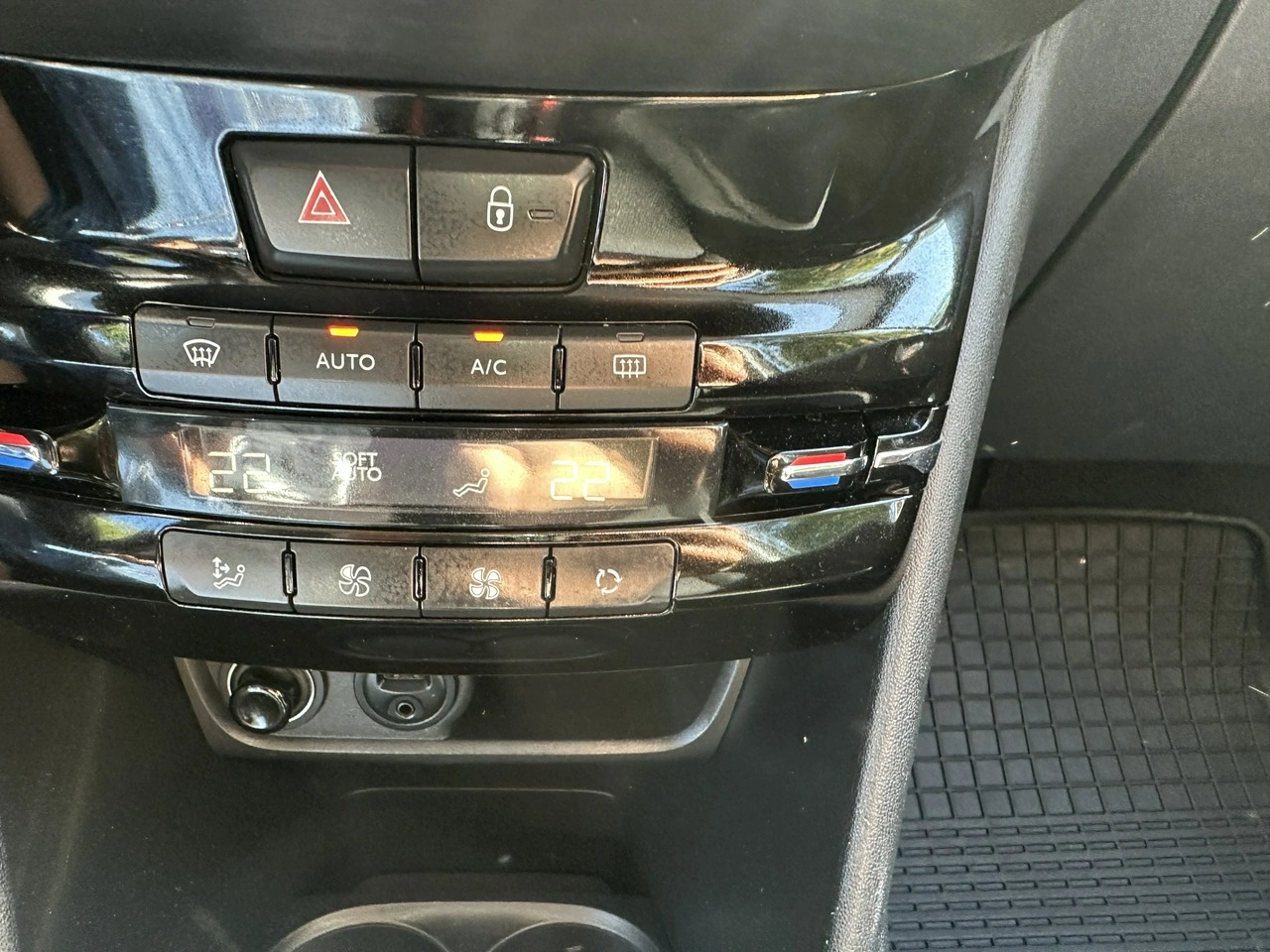 Peugeot 208 - Zdjęcie 21
