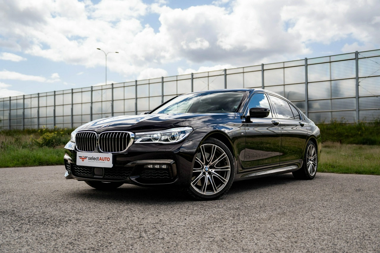 BMW 750 - Główne zdjęcie