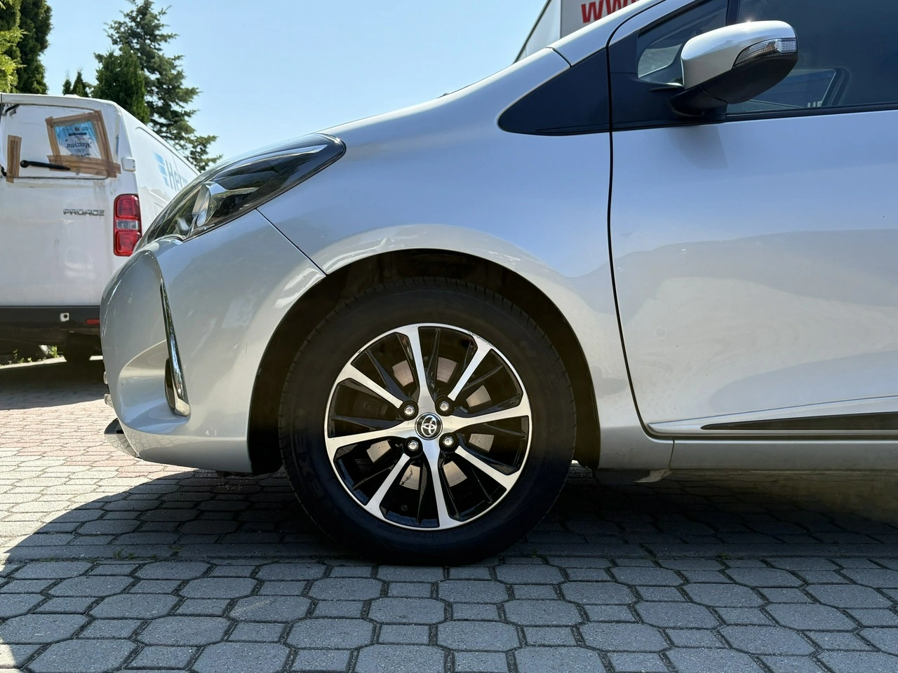 Toyota Yaris - Zdjęcie 9